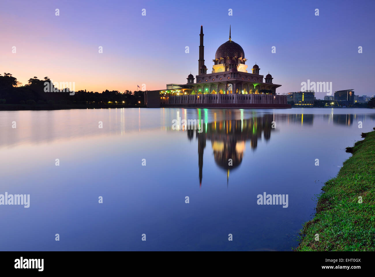 Silhouette von Putrajaya Moschee bei Sonnenaufgang. Stockfoto