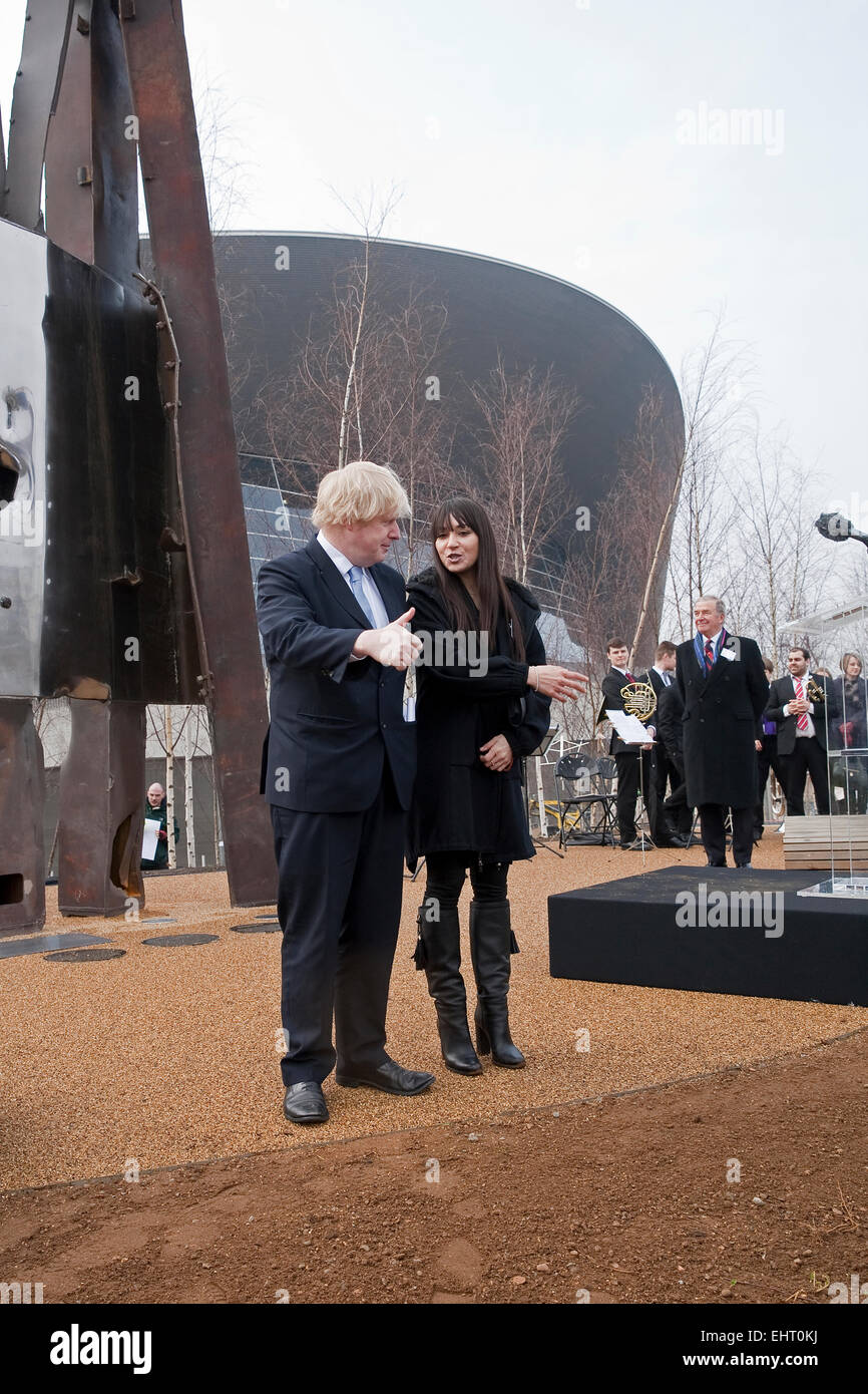 Londoner Bürgermeister Boris Johnson plaudert mit amerikanischen Künstlers Miya Ando wie bei 9/11-Stahl-Skulptur enthüllt ist seine ständige Heimat im Queen Elizabeth Olympic Park Stockfoto