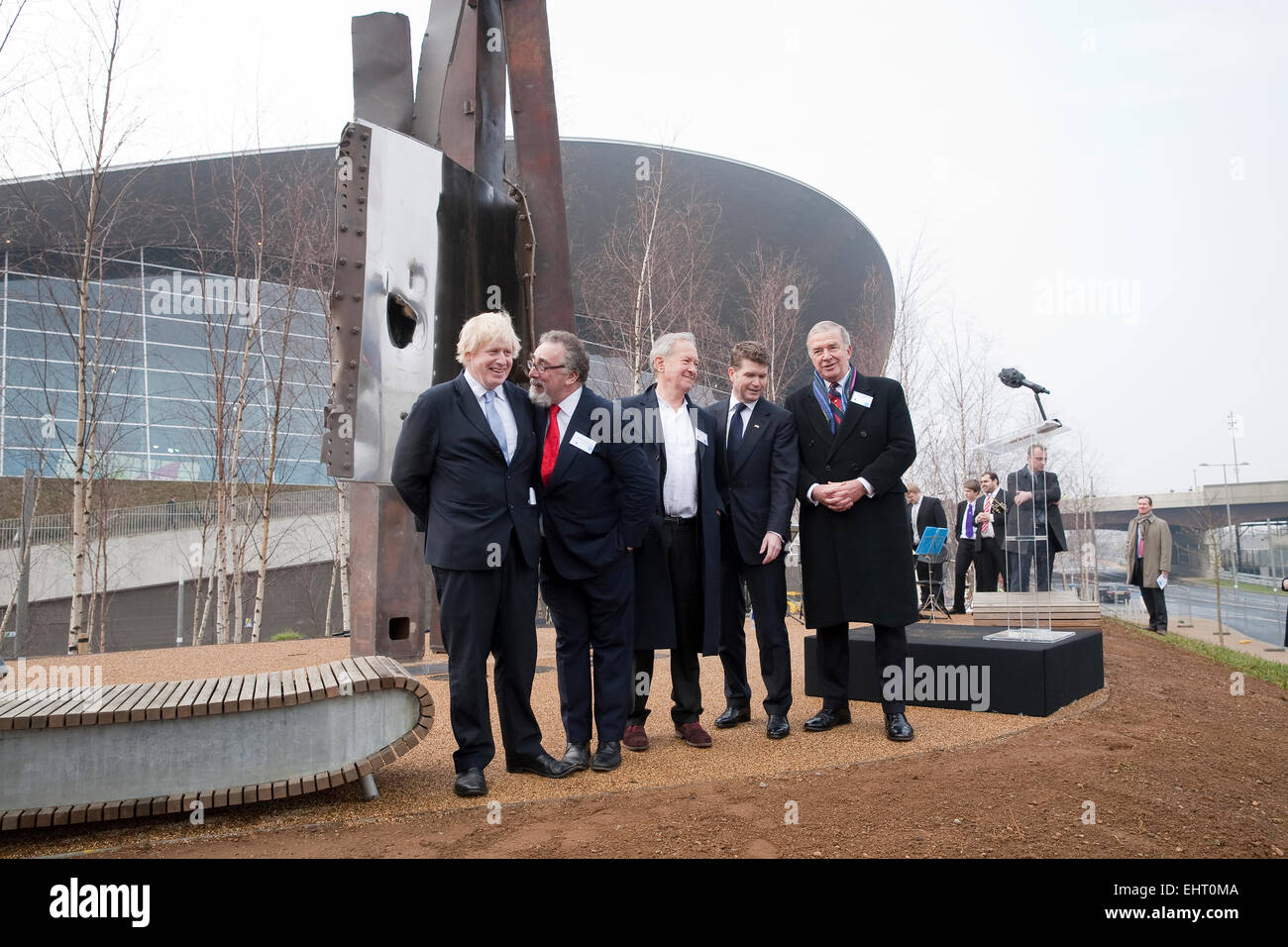 Londoner Bürgermeister Boris Johnson steht mit anderen nach 9/11-Stahl-Skulptur enthüllt am Stammsitz Permanent im Queen Elizabeth Olympic Park Stockfoto