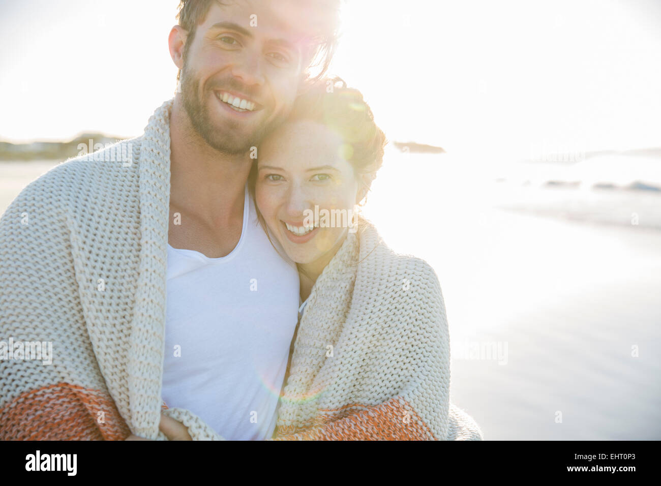Porträt des jungen Paares stehen am Strand Stockfoto