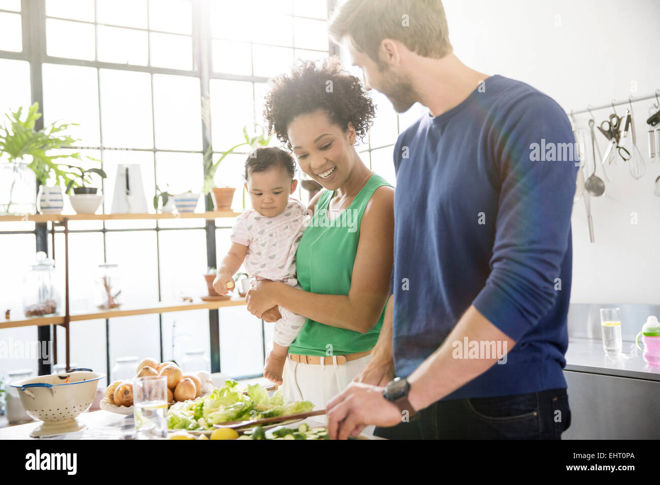 Glückliche Familie, die Zubereitung in der Küche Stockfoto