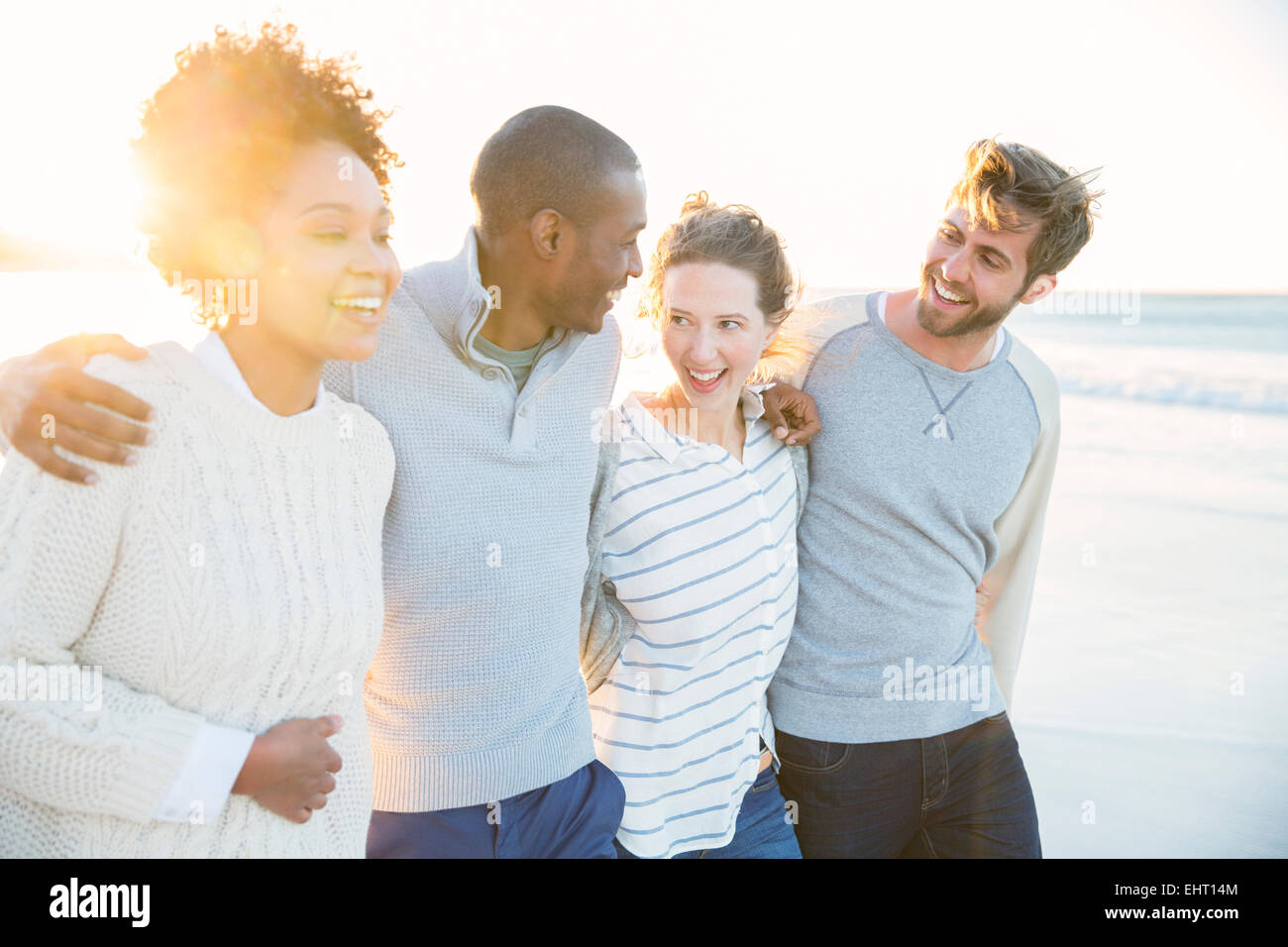 Gruppe von fröhlichen Freunden am Strand Stockfoto