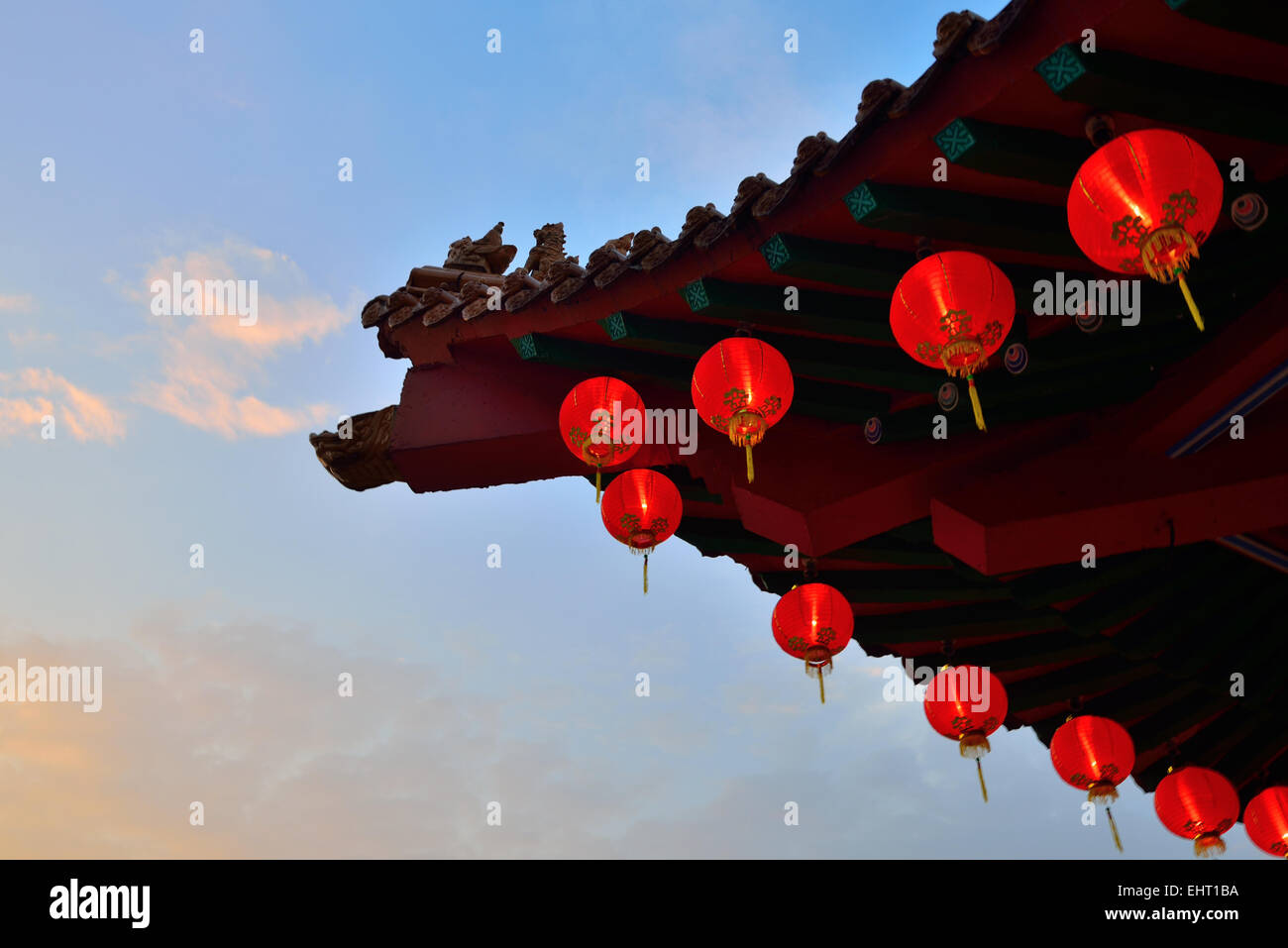 Rote Lampions Anzeige, rot ist eine glückliche Farbe für Chinesen. Stockfoto