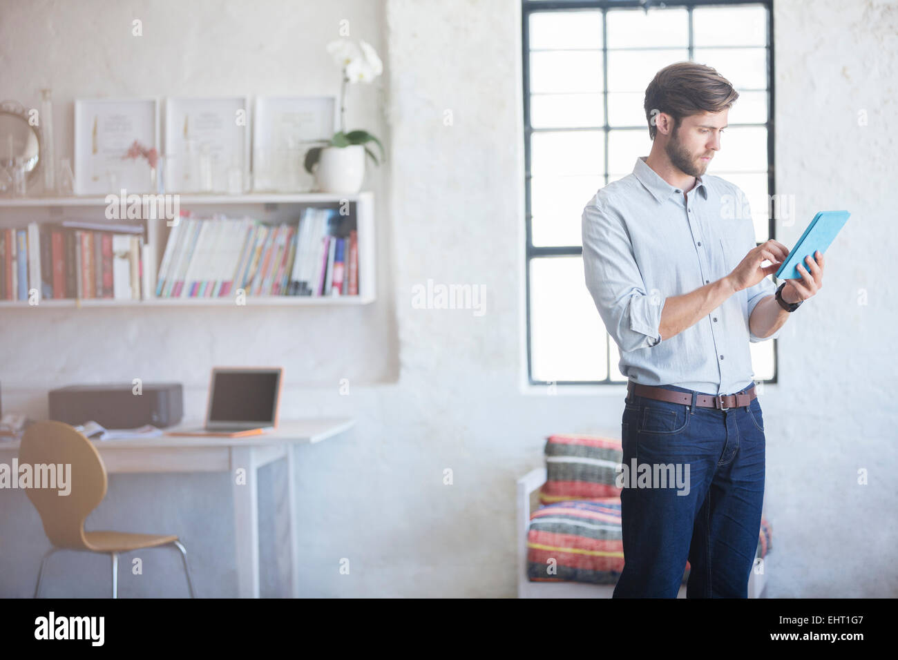 Mann mit digital-Tablette stehen im home-office Stockfoto