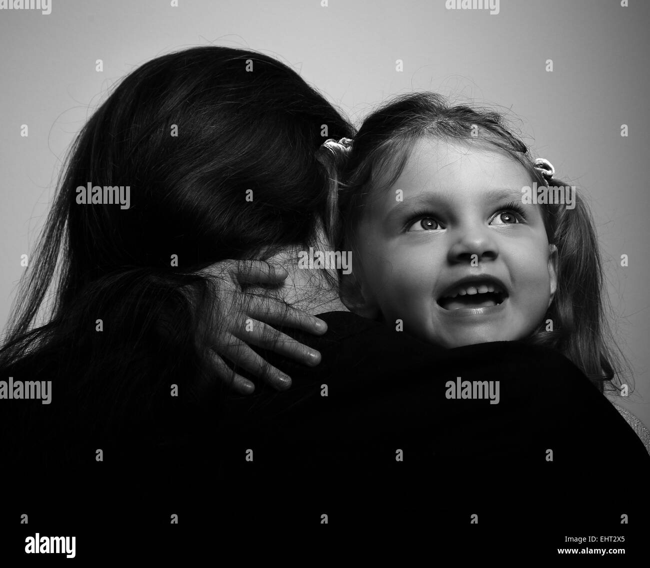 Mutter und lächelnd genießen Tochter umarmt. Closeup. Schwarz-weiß-Porträt Stockfoto