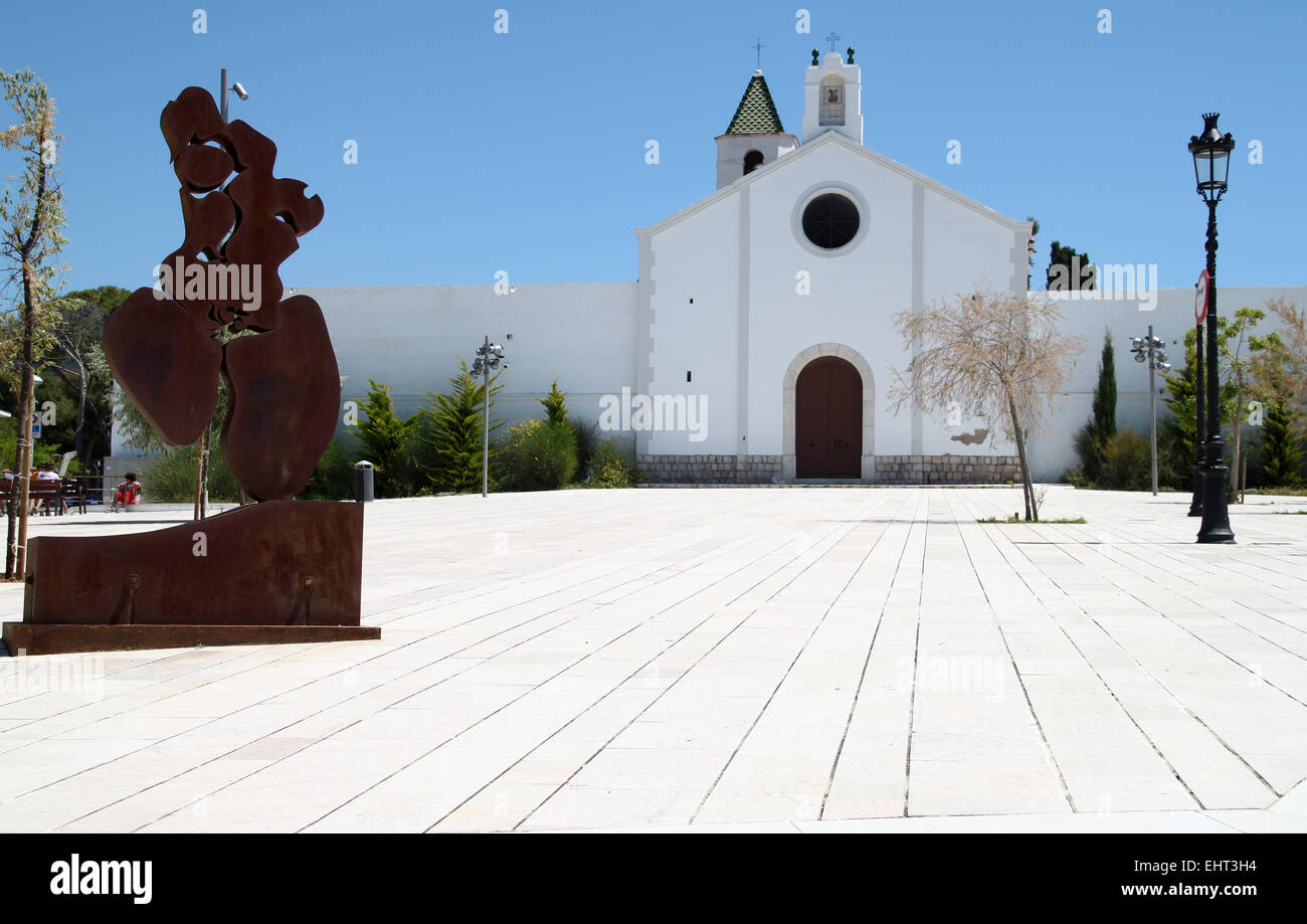 Moderne Skulptur außerhalb der Kirche von Sant Sebastià in Sitges, Katalonien, Spanien Stockfoto