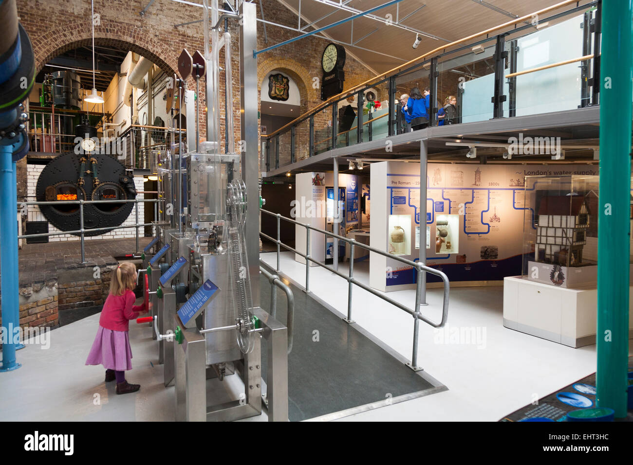 Besucher / Touristen kleines Kind in den Wasserwerken / Wasserwerk Galerie; Das Londoner Museum des Wassers & Dampf. Brentford in der Nähe von Kew Stockfoto