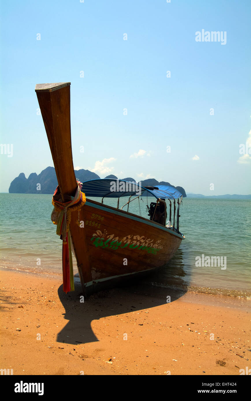 Thai Longtail-Boot am Strand Stockfoto