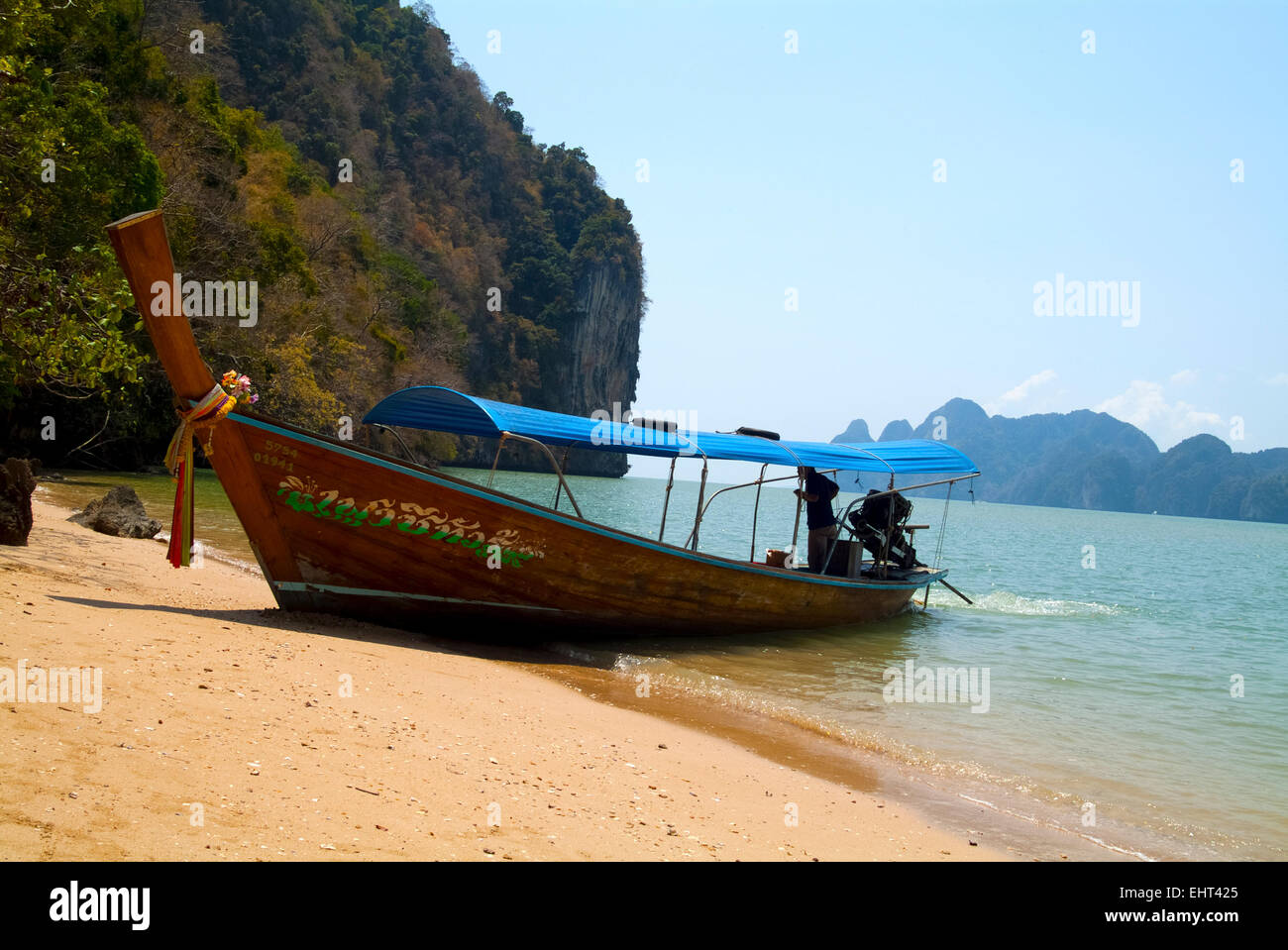Thai Longtail-Boot am Strand Stockfoto