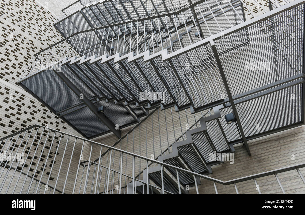 Treppen von einem architektonischen Gebäude von Peter Zumthor in Köln. Stockfoto