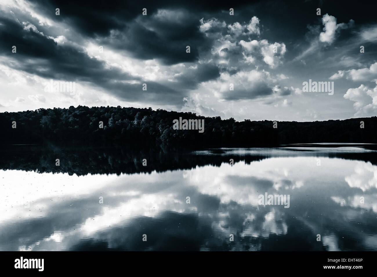 Am Nachmittag Wolke Reflexionen im Prettyboy Reservoir, Baltimore County, Maryland. Stockfoto