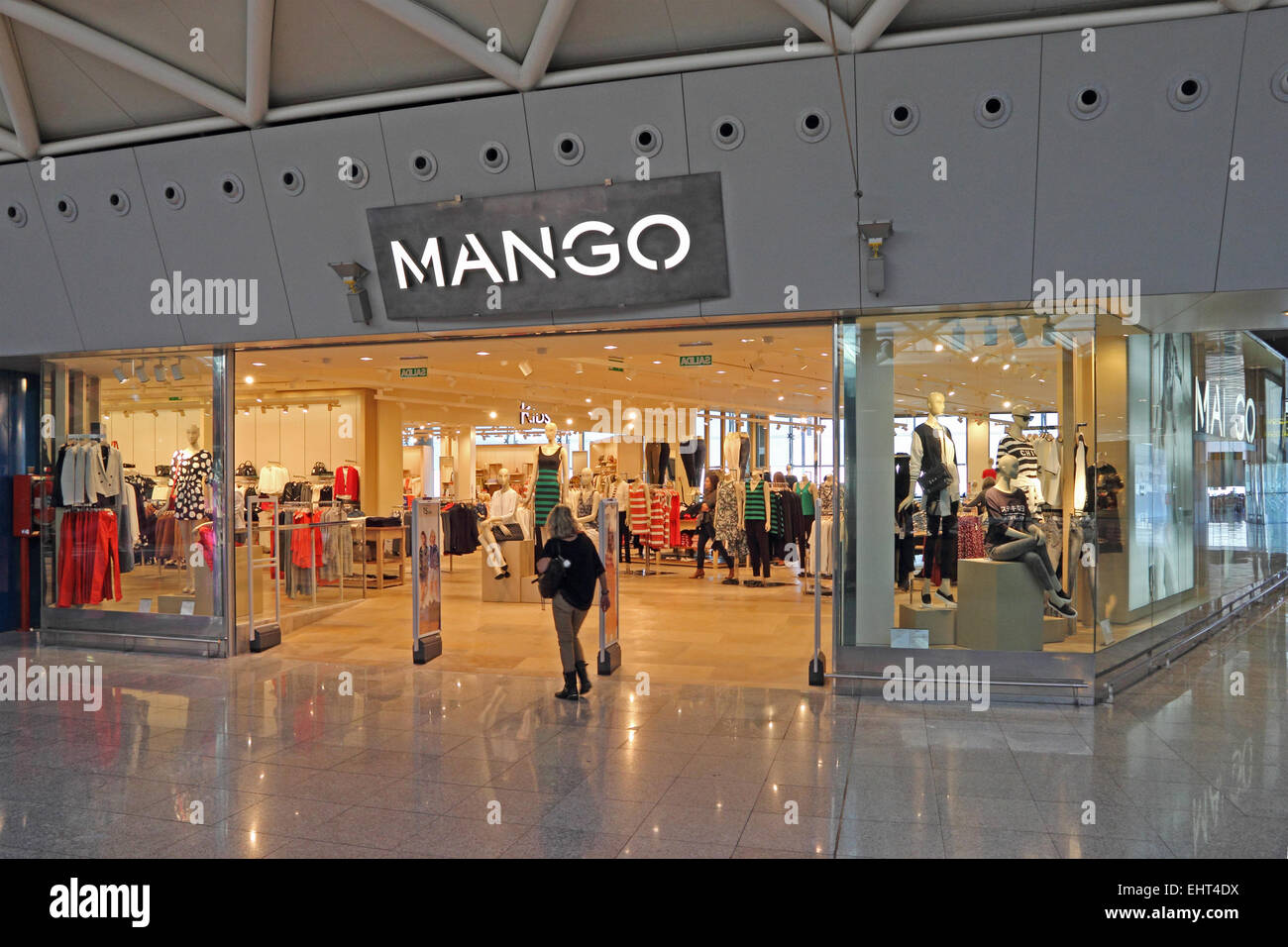 Mango-Damen-Modegeschäft, Flughafen Barcelona El Prat Stockfoto