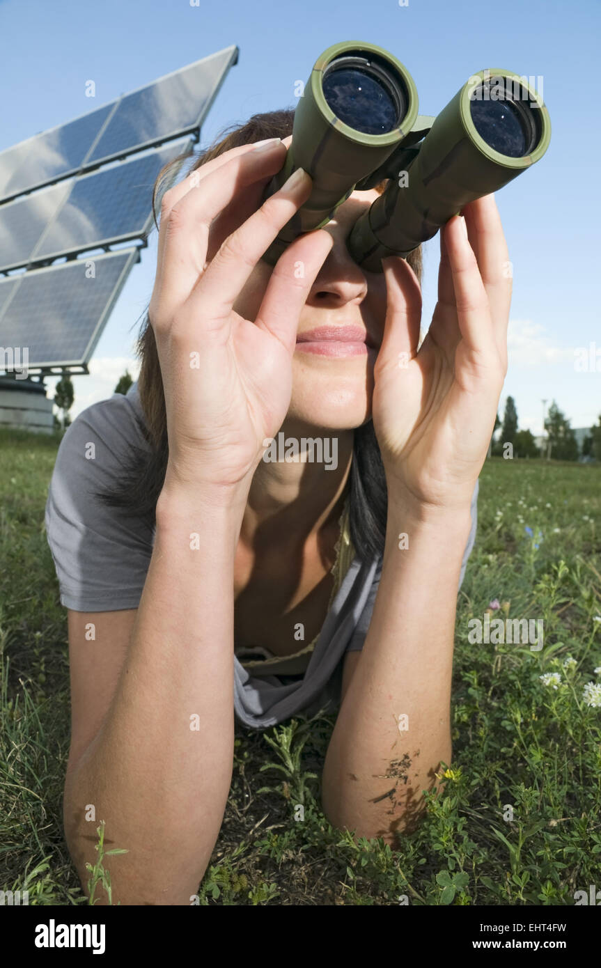 Frau zu beobachten, auf dem Rasen Stockfoto