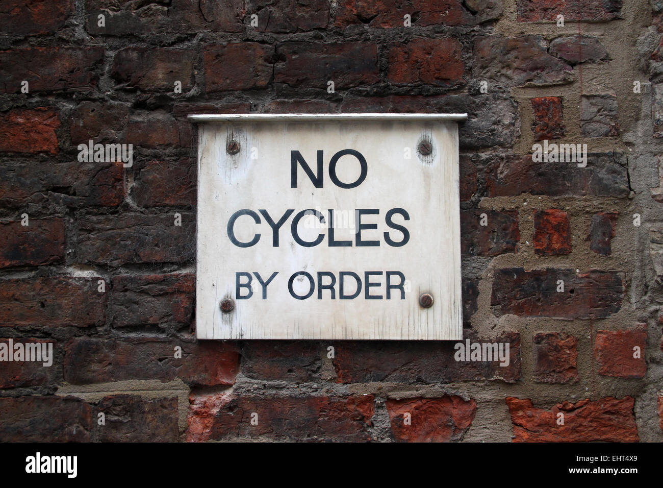 Keine Zyklen Zeichen auf alten Ziegel Wand in York, England, UK Stockfoto