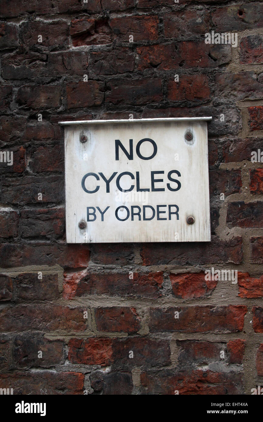 Keine Zyklen Zeichen auf alten Ziegel Wand in York, England, UK Stockfoto