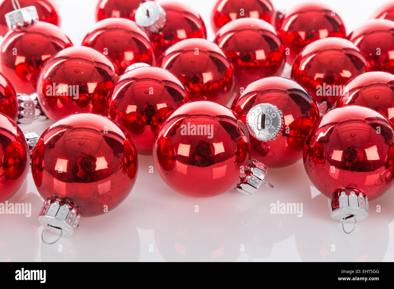 Rote Weihnachtskugeln auf einem weißen Hintergrund isoliert Stockfoto
