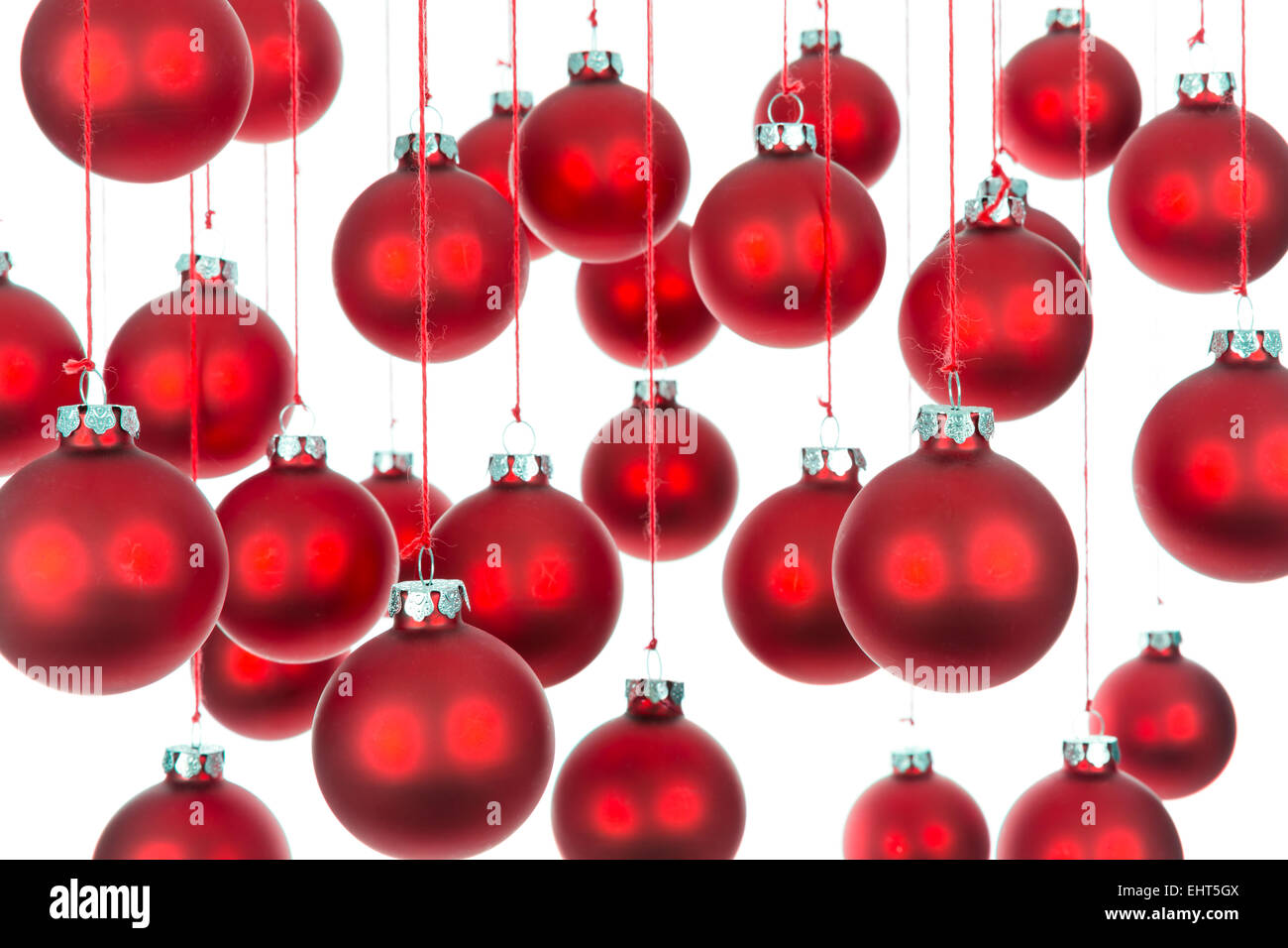 Hintergrund von roten Weihnachtskugeln in weiß mit selektiven Fokus Stockfoto