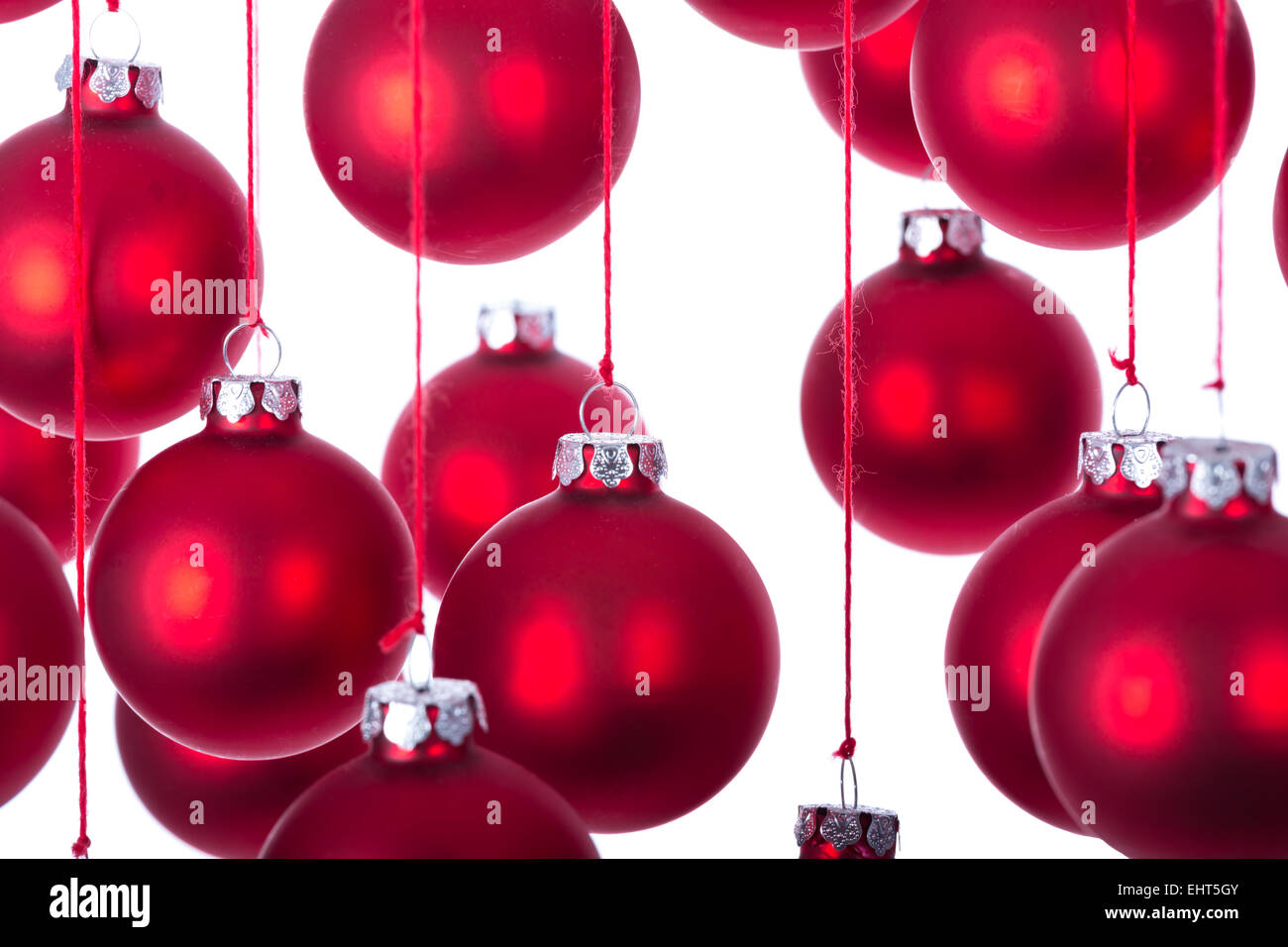 Hintergrund von roten Weihnachtskugeln in weiß mit selektiven Fokus Stockfoto