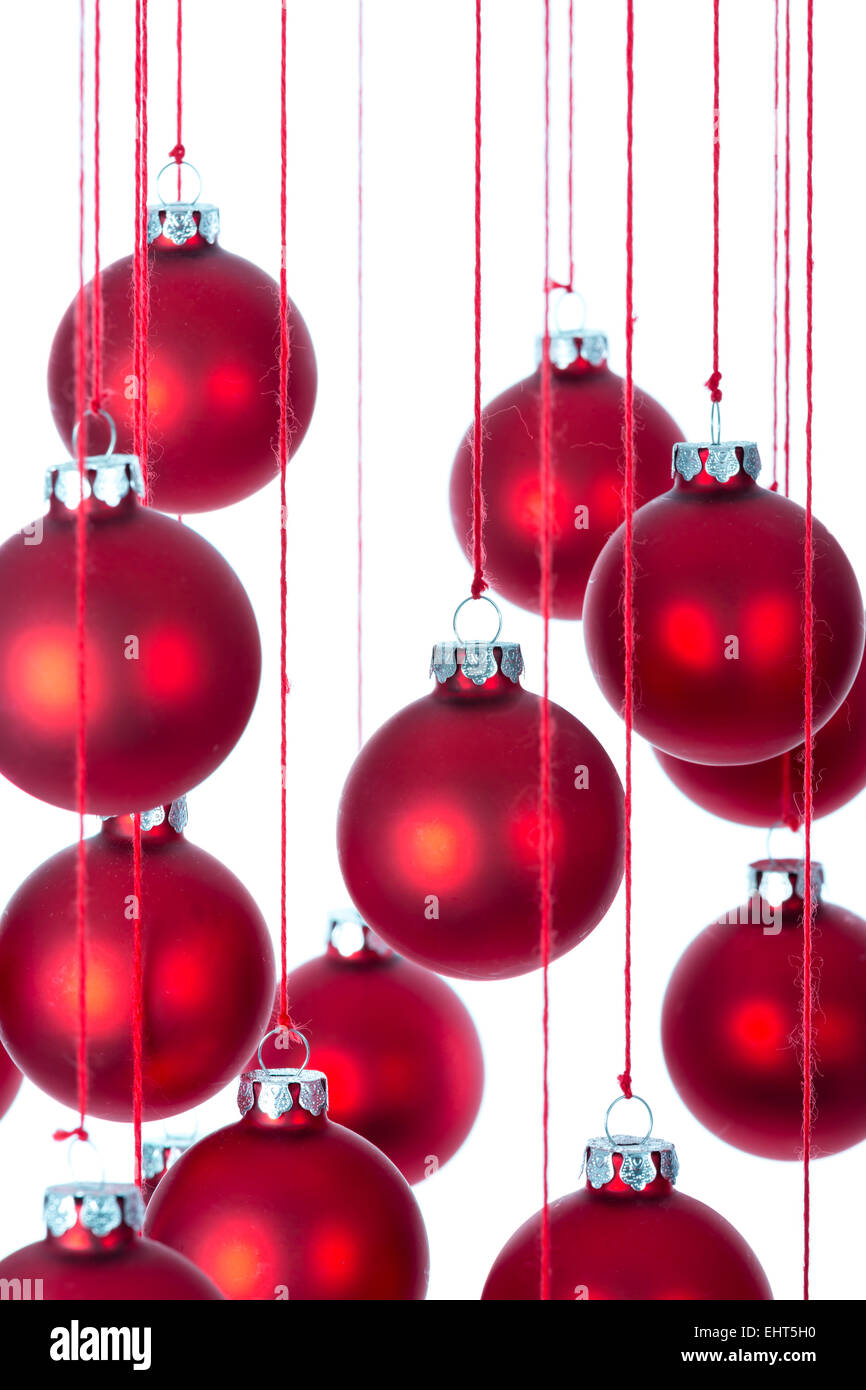 Hintergrund von roten Weihnachtskugeln in weiß mit selektiven Fokus Stockfoto
