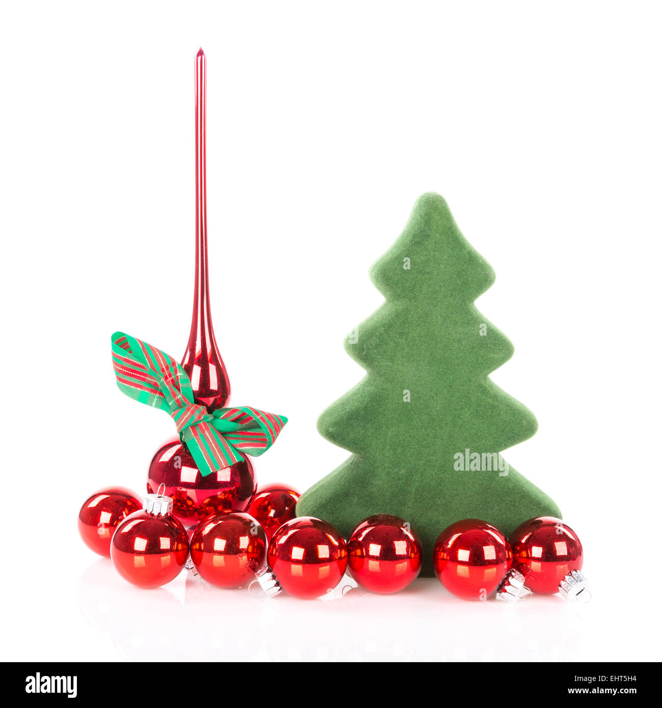 Weihnachtsbaum mit Dekoration und roten Weihnachtskugeln Stockfoto