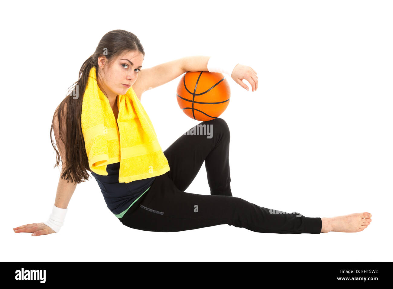 Hübsche Frau im Sport tragen am Boden mit Basketball, isoliert auf weißem Hintergrund Stockfoto