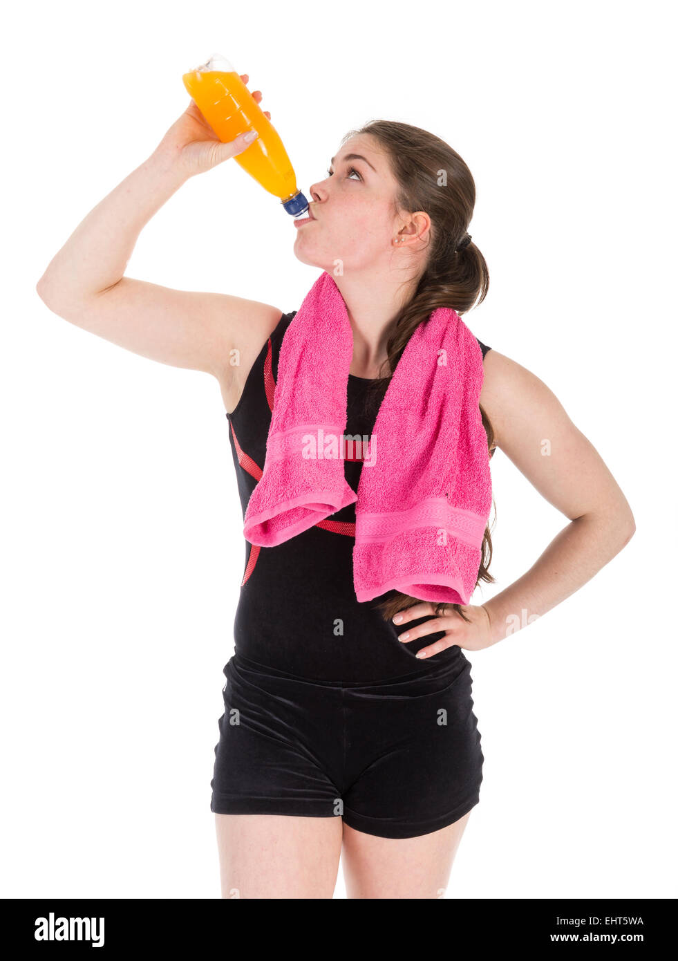 Junge Frau im Sport tragen trinken Orangensaft. isoliert auf weißem Hintergrund Stockfoto