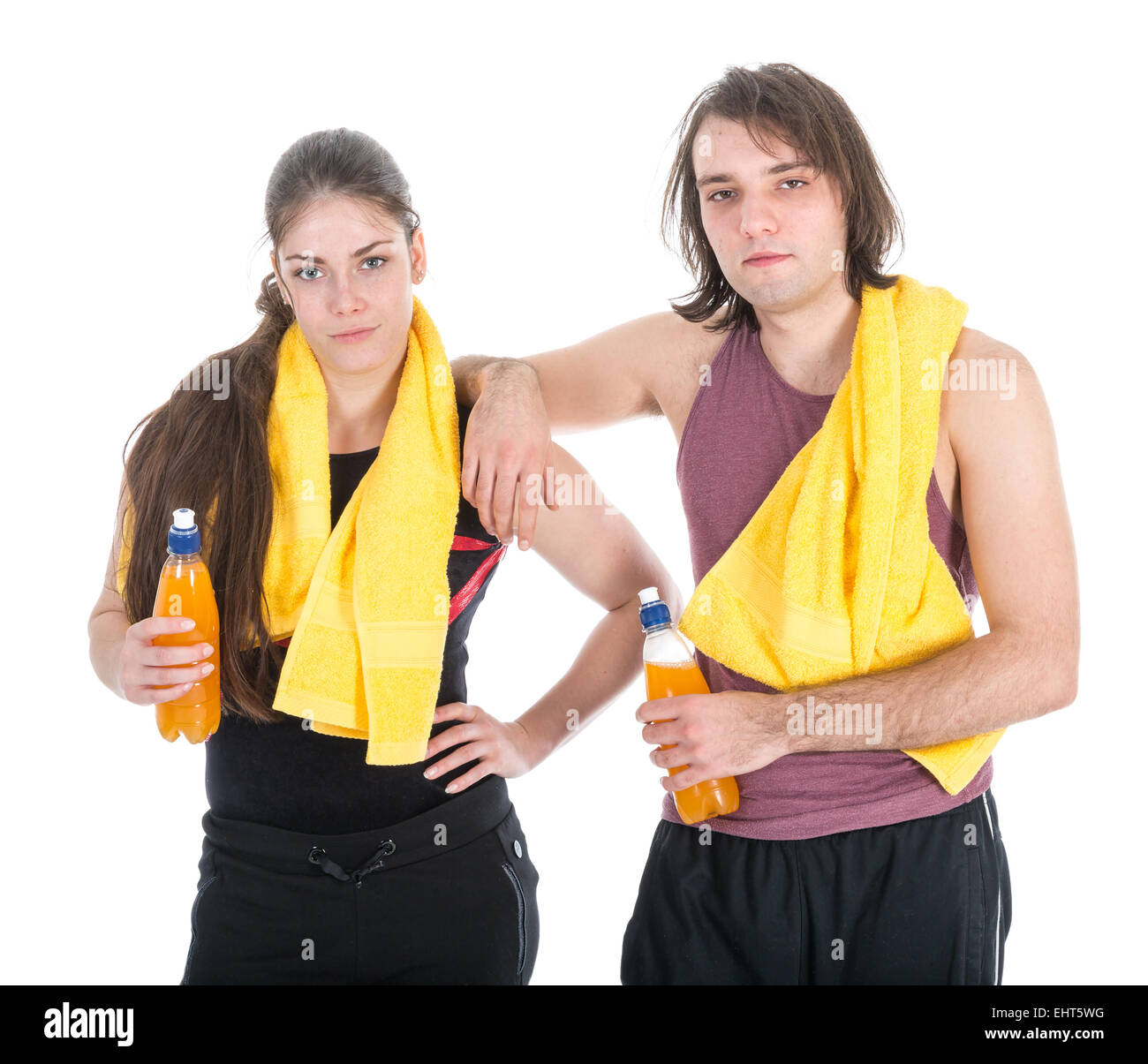 Mann und Frau im Sport tragen entspannen mit Orangensaft, isoliert auf weißem Hintergrund Stockfoto