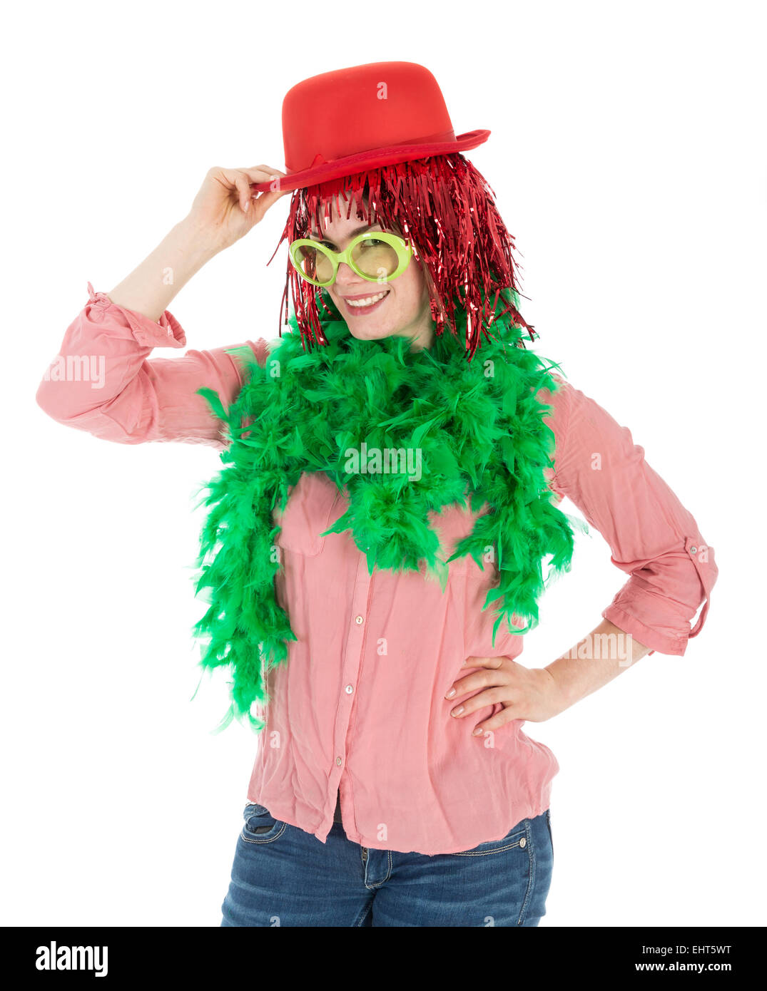 Frau im Karnevalskostüm mit Perücke und Melone, isoliert auf weiß Stockfoto