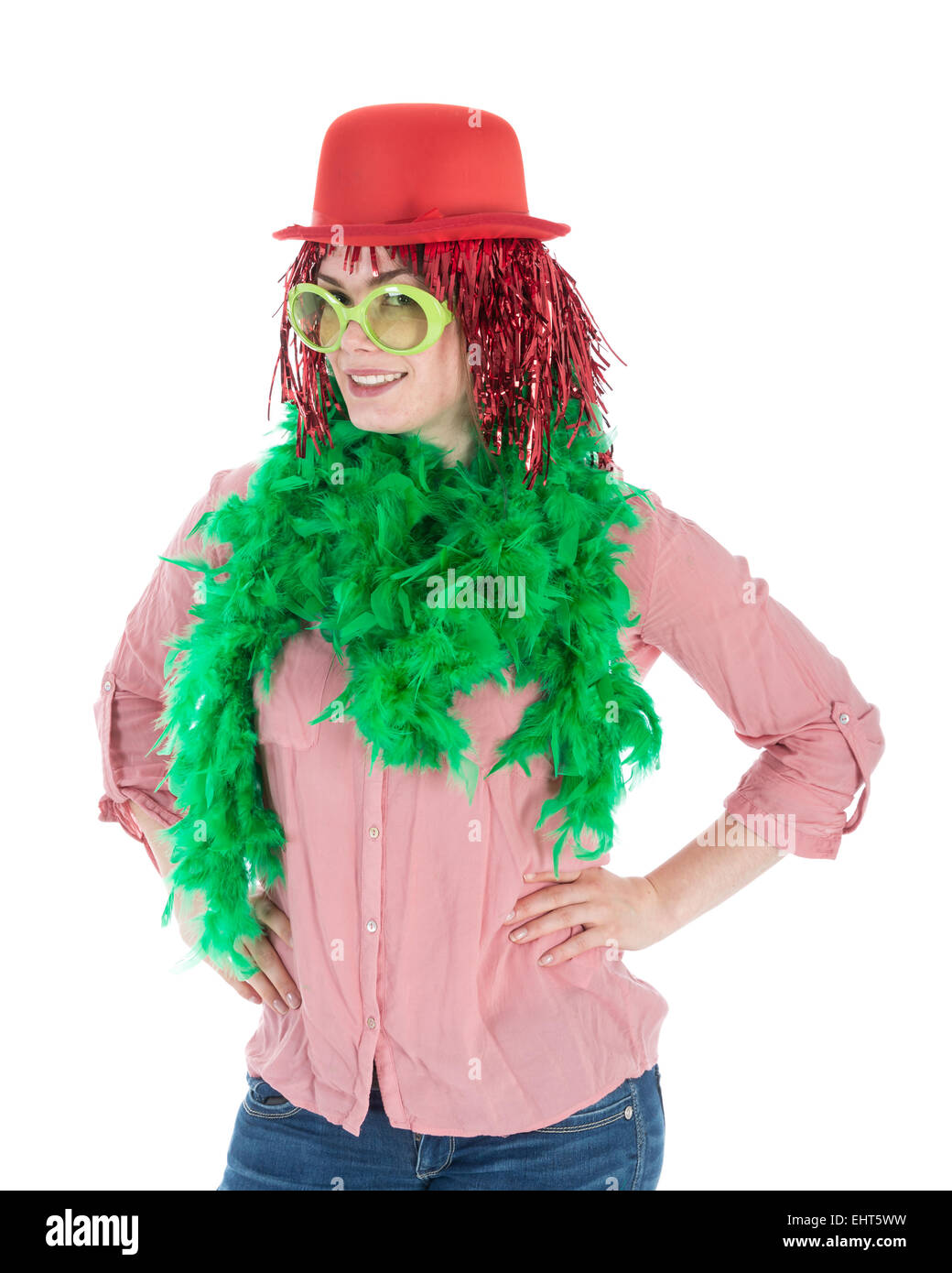 Frau im Karnevalskostüm mit Perücke und Melone, isoliert auf weiß Stockfoto