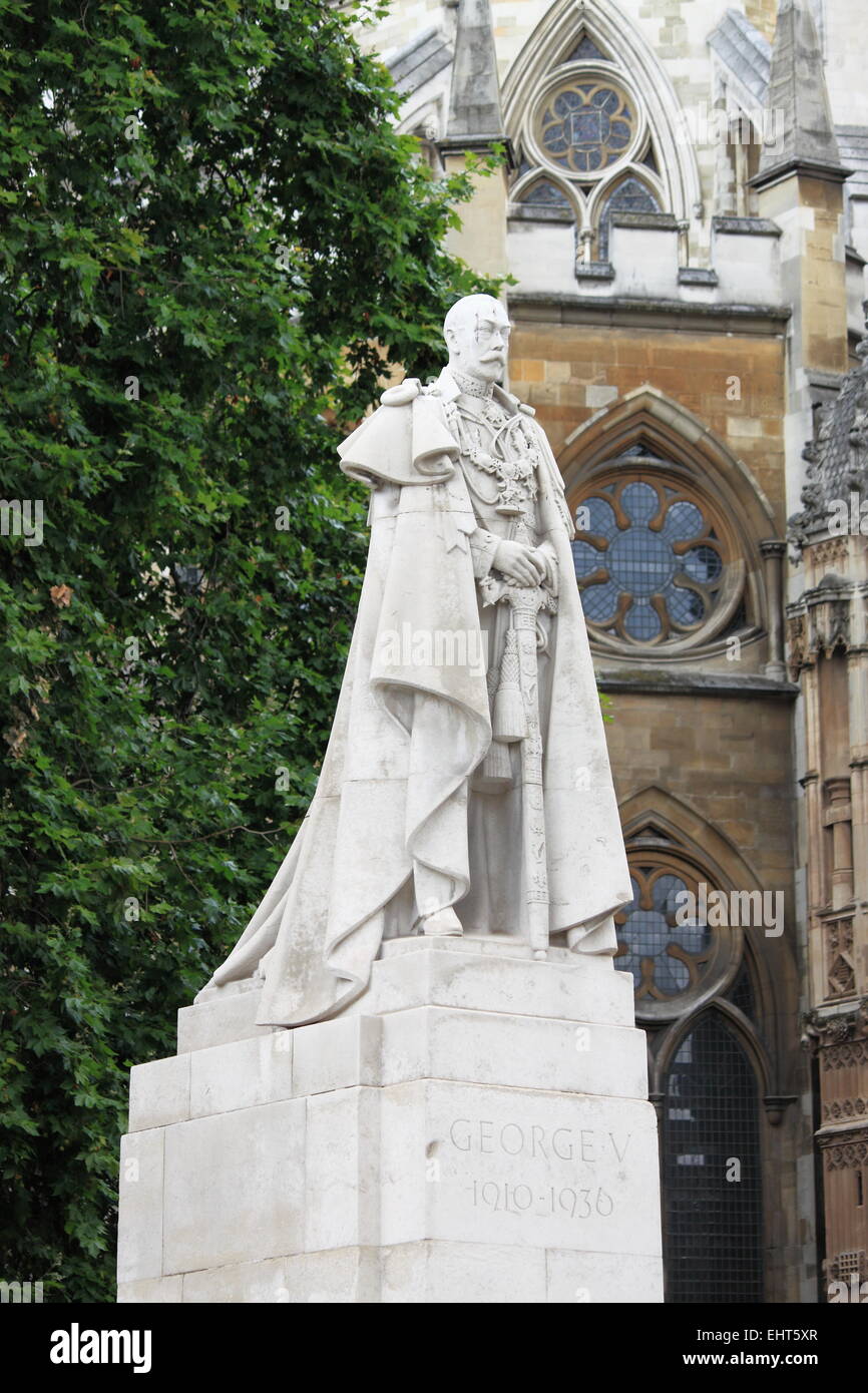 König George V Denkmal außerhalb der Houses of Parliament in London, Großbritannien Stockfoto