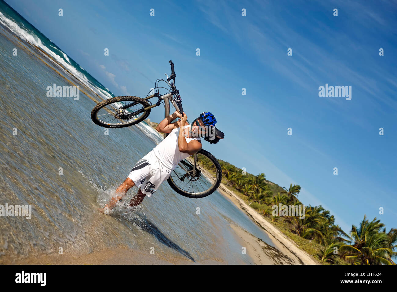 Mountainbiker mit Fahrrad auf Strand, Vieques, Puerto Rico Stockfoto