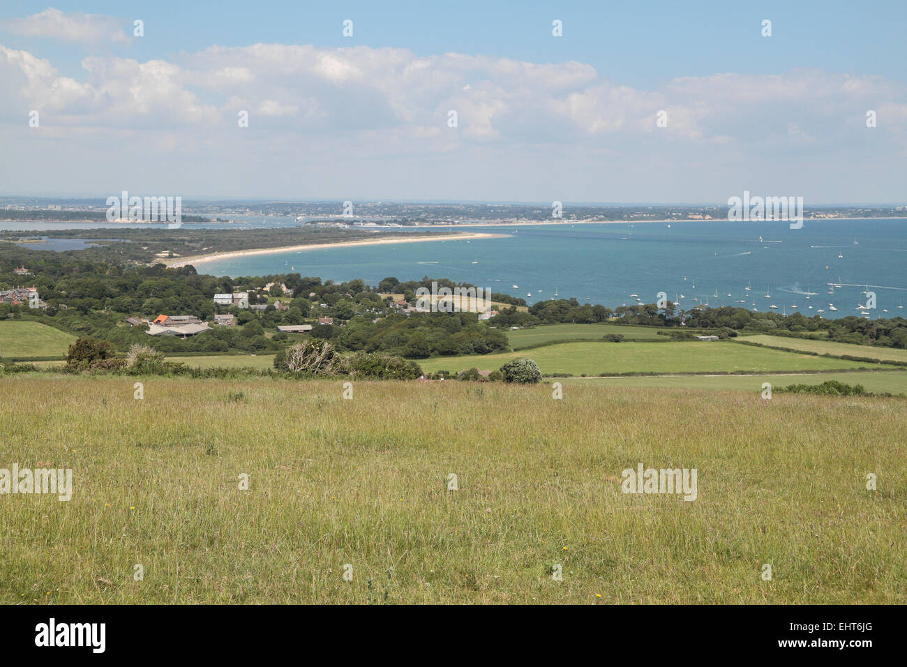 Blick von der Purbeck Weise Norden über Studland, Studland Bay in Richtung Poole & Bournemouth, Dorset, England. Stockfoto