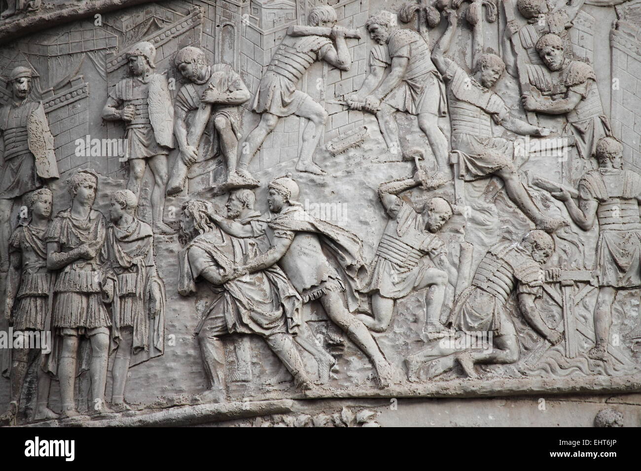 Basrelieves in der Trajanssäule in Rom, Italien Stockfoto