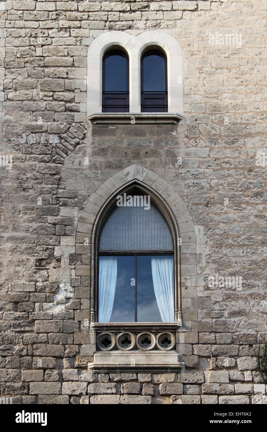 Windows in einem alten mittelalterlichen Gebäude Stockfoto