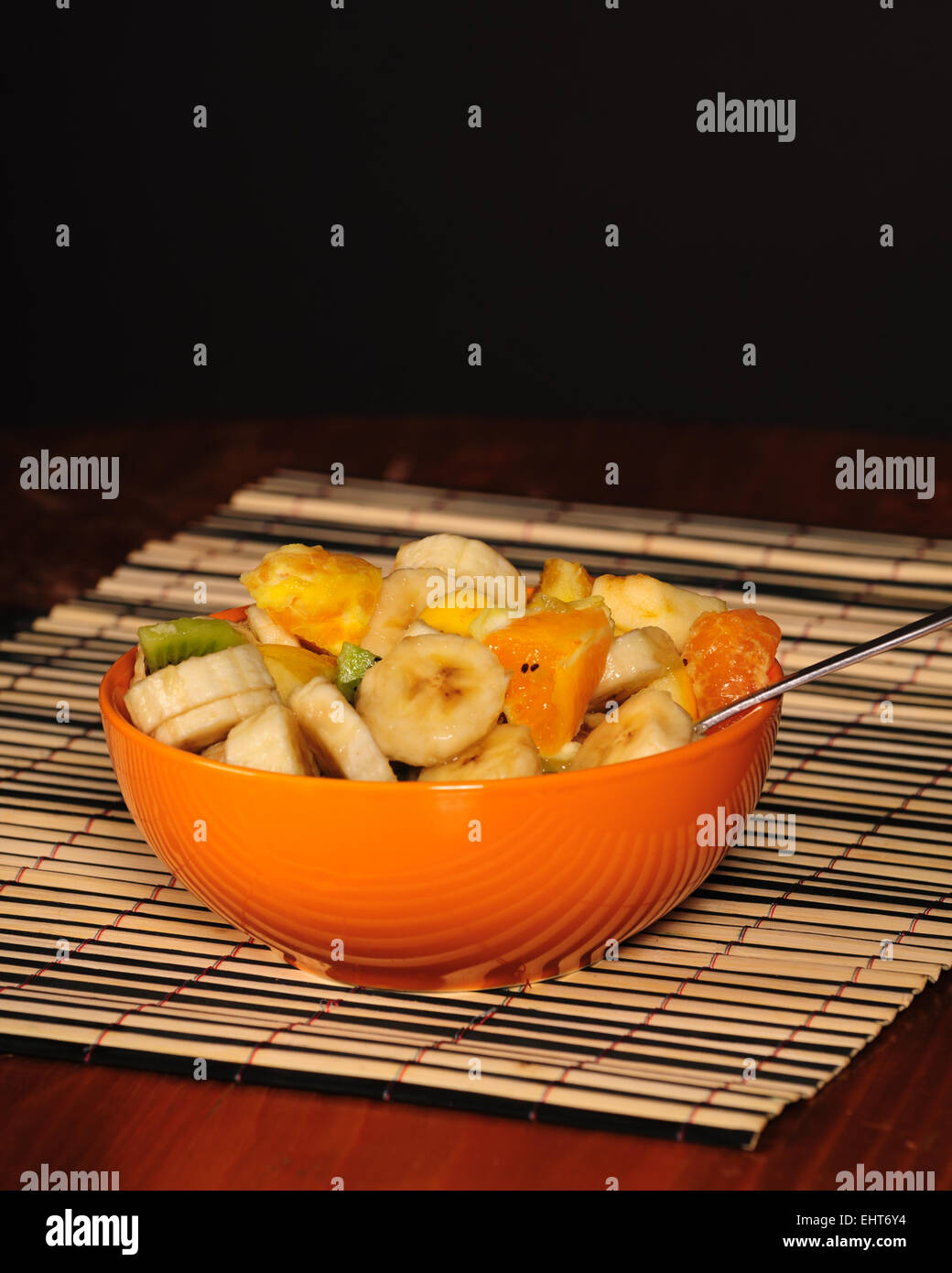 Gemischter Salat, orange Obstschale, frische gesunde Ernährung Stockfoto