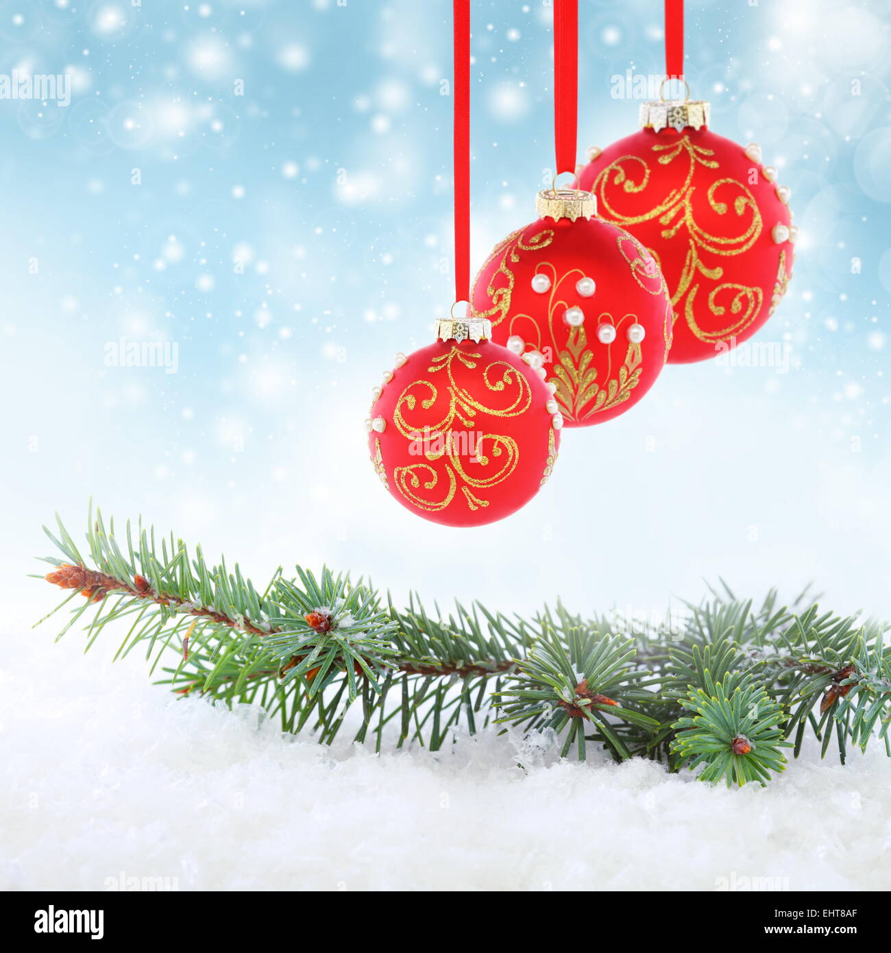 Drei rote Weihnachtskugeln. Stockfoto