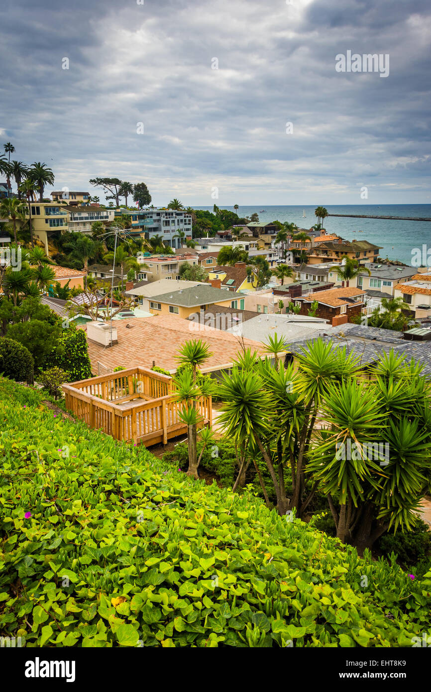 Blick auf Häuser und den Pazifischen Ozean in Corona del Mar, Kalifornien. Stockfoto
