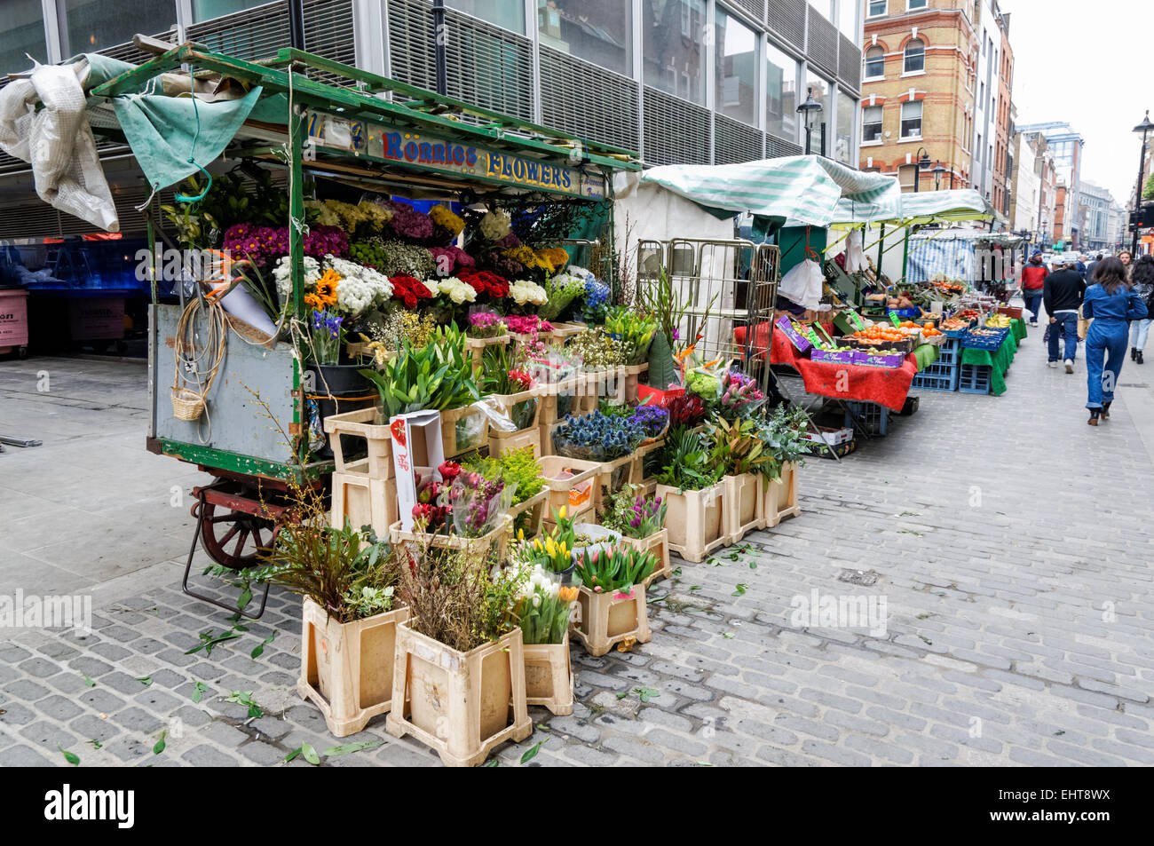 Blumengeschäft Stand auf Berwick Street Market, London England Vereinigtes Königreich UK Stockfoto