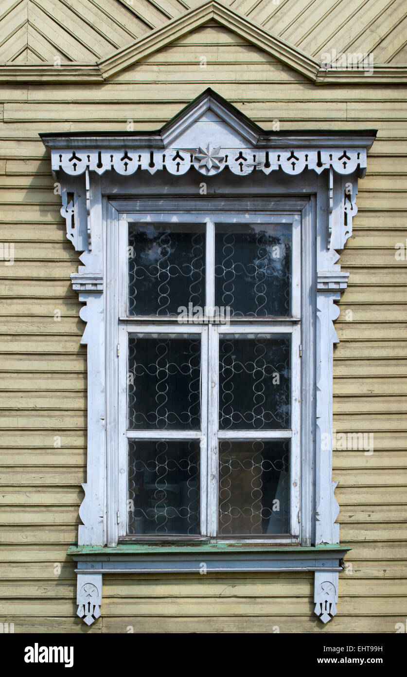 Alte Holzfenster mit geschnitzten Architrave Stockfoto