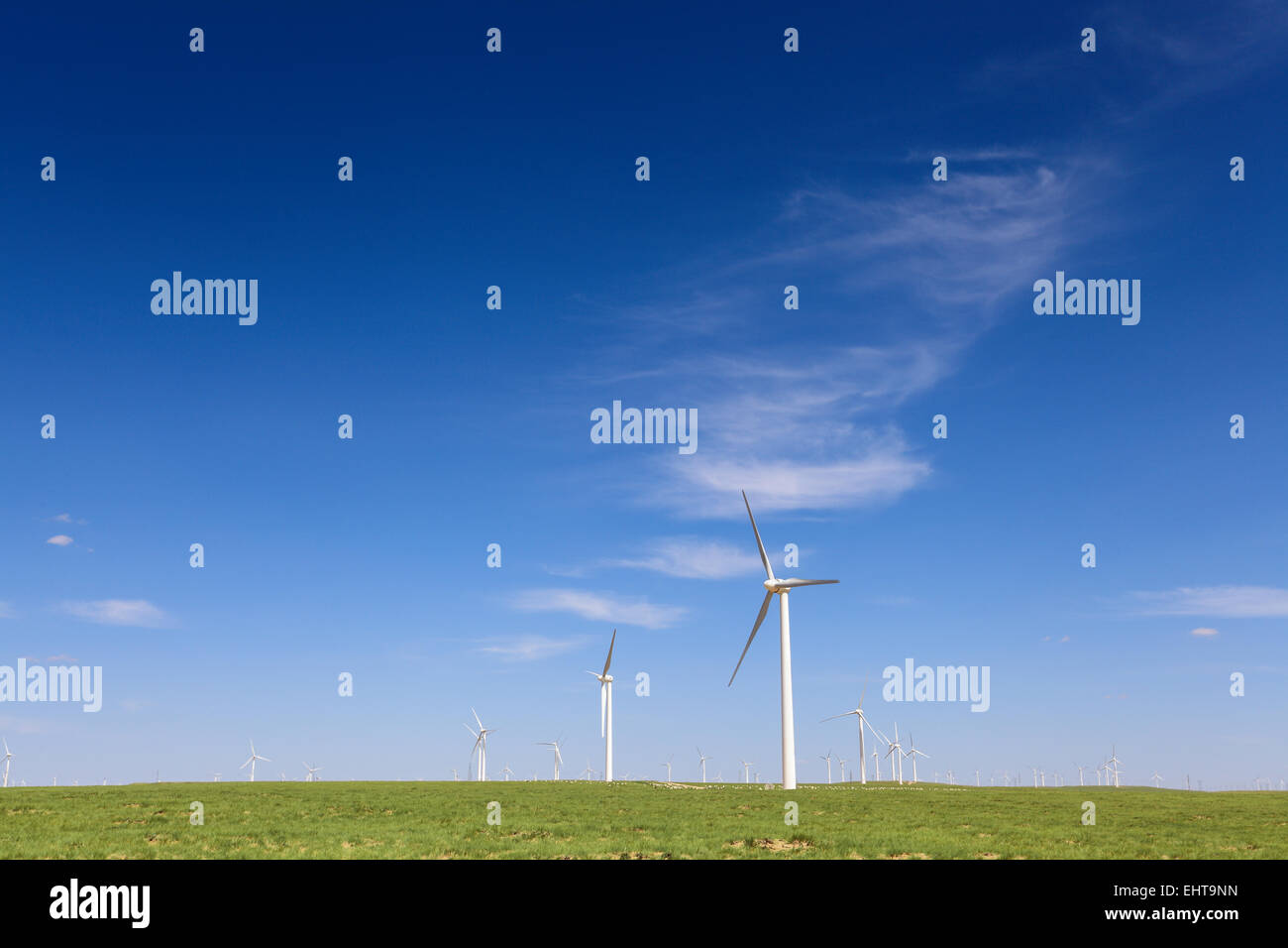 Windkraftanlagen zur Stromerzeugung auf der steppe Stockfoto