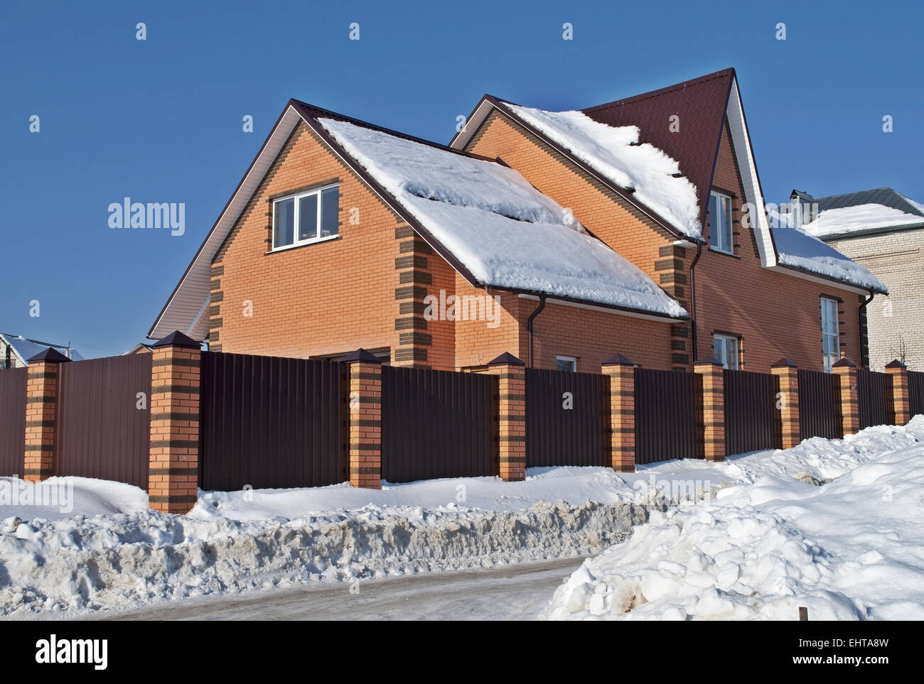 Roter Stein Landhaus im winter Stockfoto