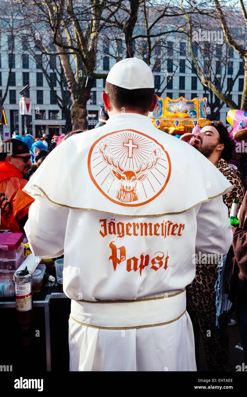Rosenmontag Kostüm. Eine Person, die verkleidet als Papst Jägermeister, Düsseldorf, Deutschland Stockfoto