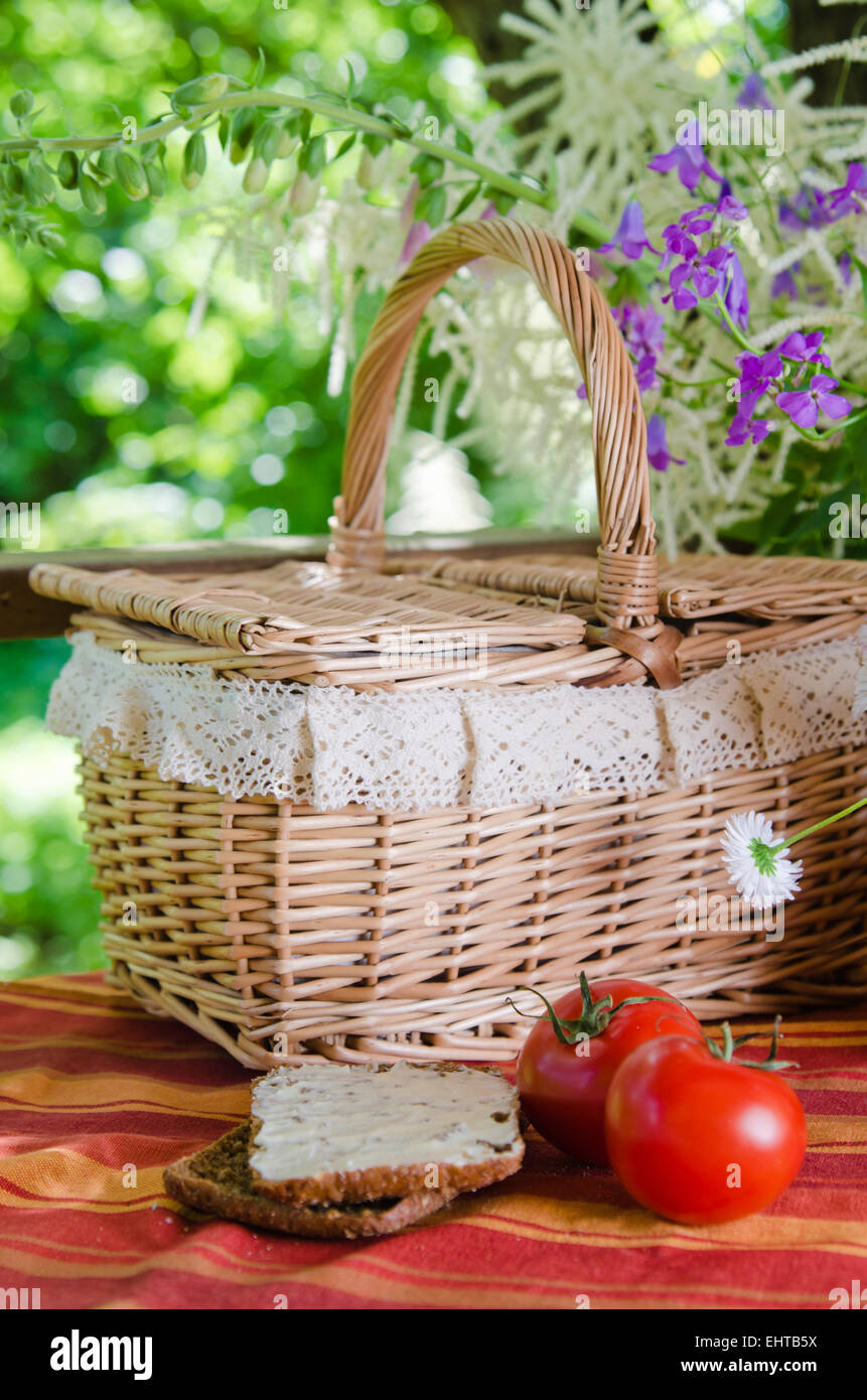 Sommer-Stillleben mit Blumen und Essen Stockfoto