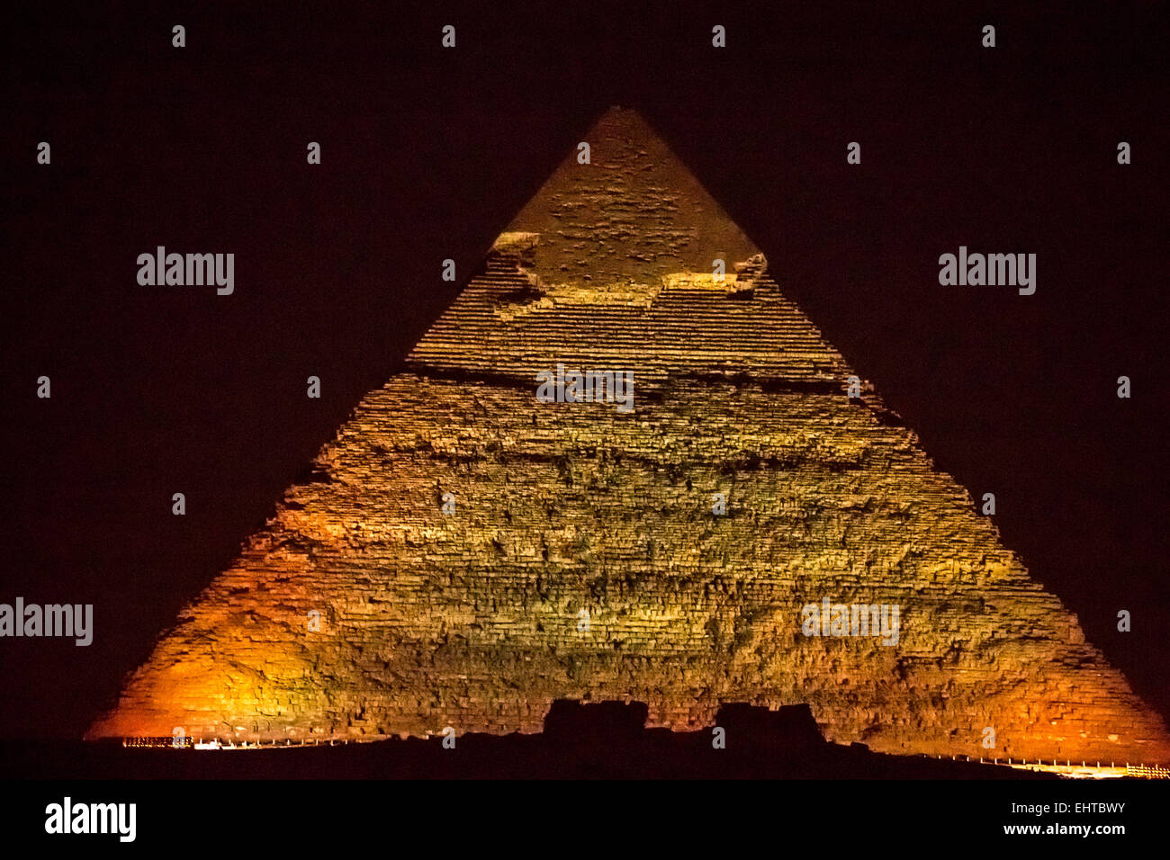 Pyramide von gizeh bei nacht -Fotos und -Bildmaterial in hoher ...