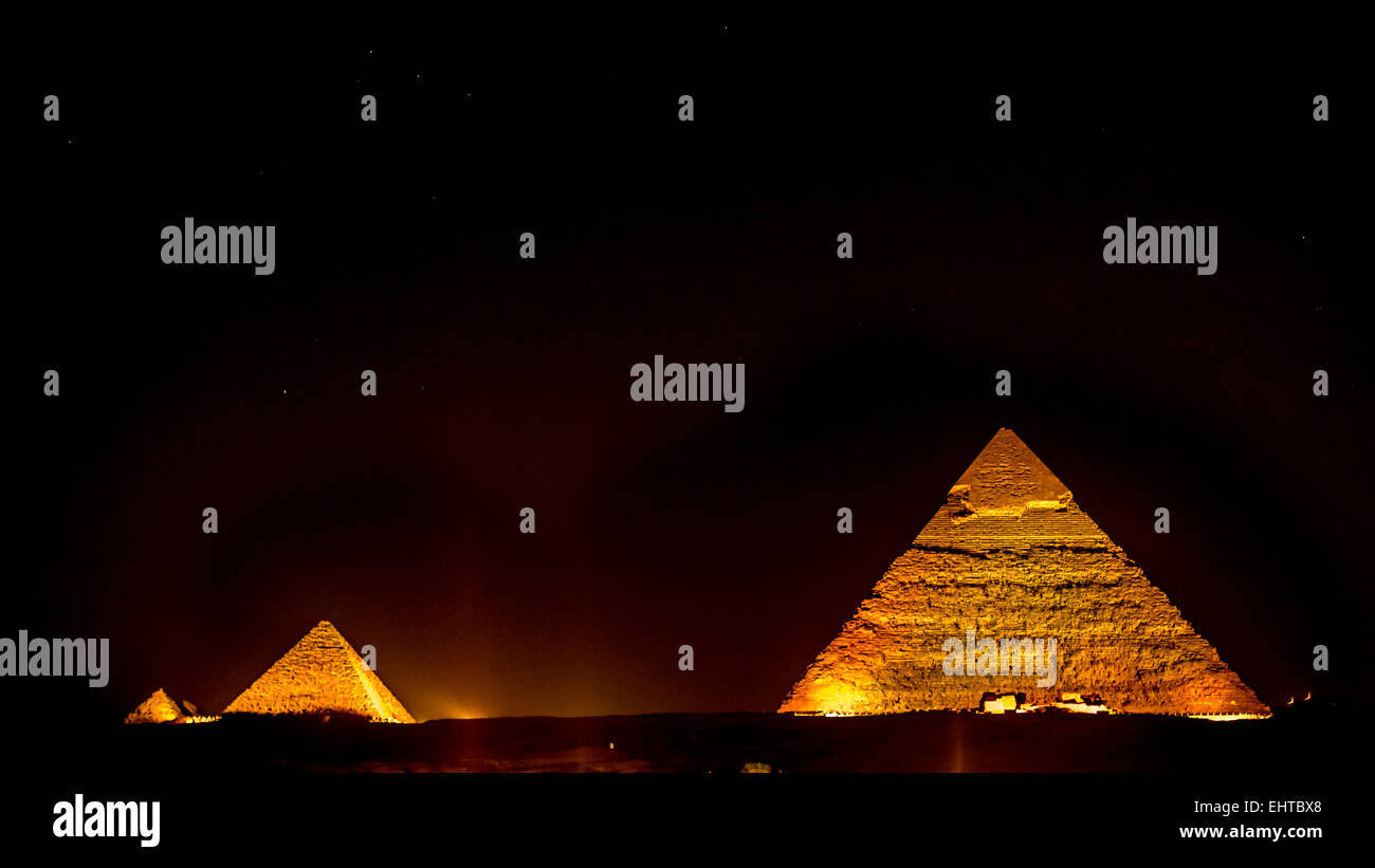 Pyramide von gizeh bei nacht -Fotos und -Bildmaterial in hoher ...