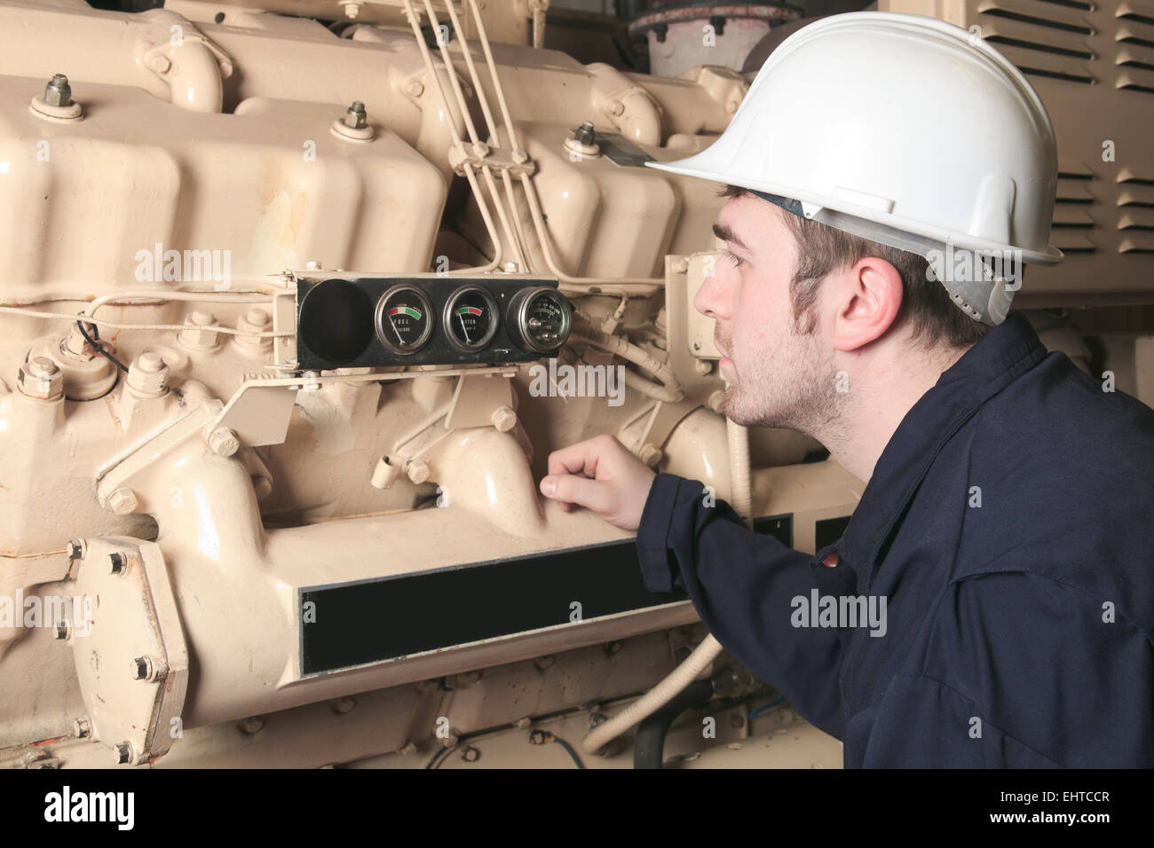 Generator in einem Krankenhaus mit einem Reparatur-Mann. Stockfoto
