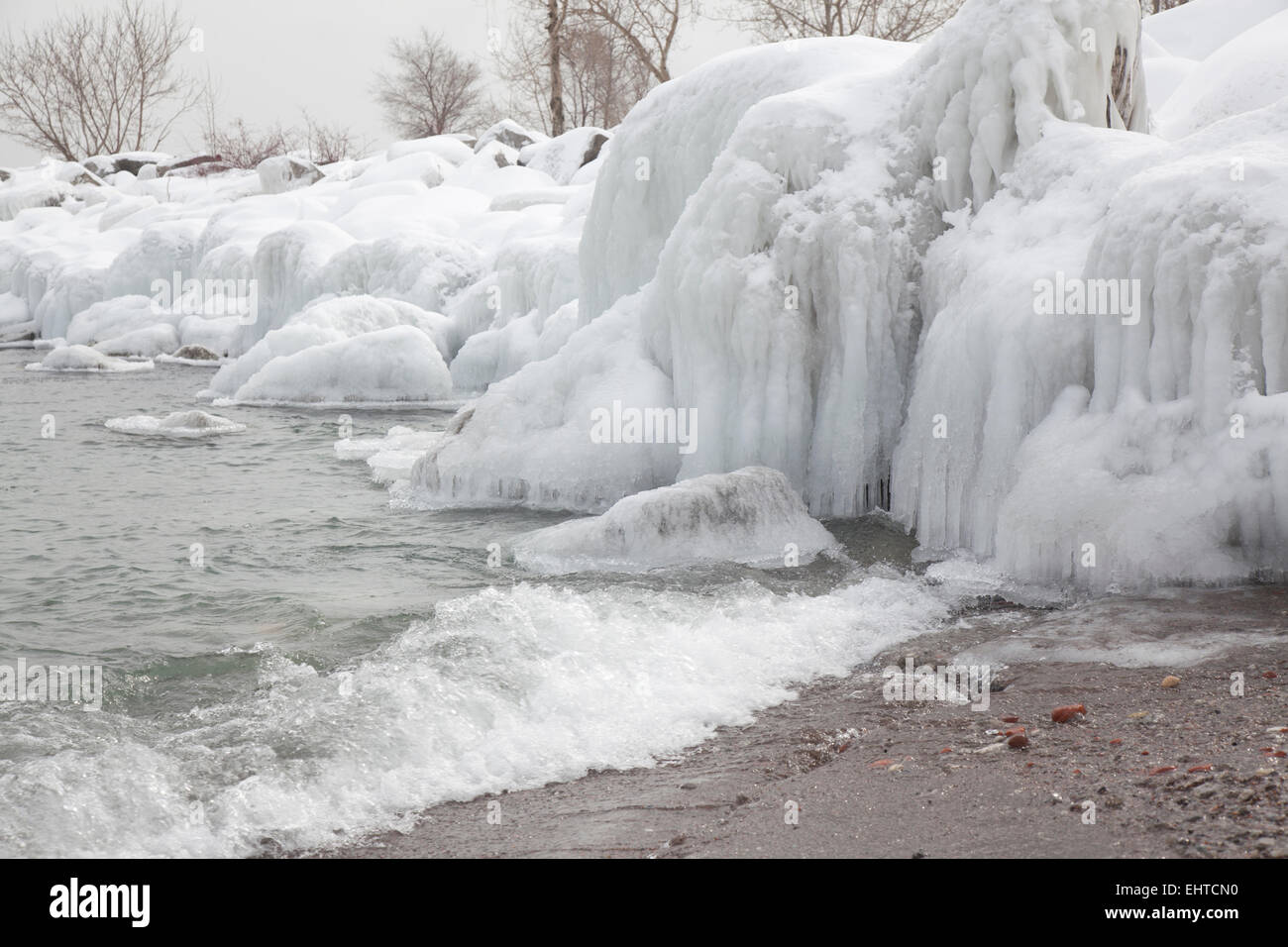 zugefrorenen See Küste Stockfoto