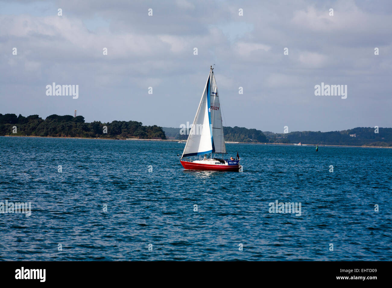 Yacht segeln in der Nähe von Sandbänken und Shell Bay am Eingang nach Poole Harbour Dorset-England Stockfoto