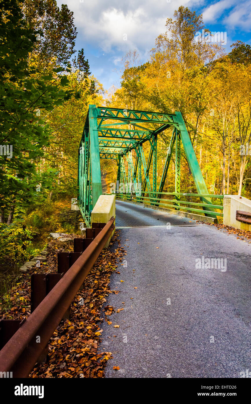 Herbstfarbe und eine Brücke in Schießpulver Falls State Park, Maryland. Stockfoto