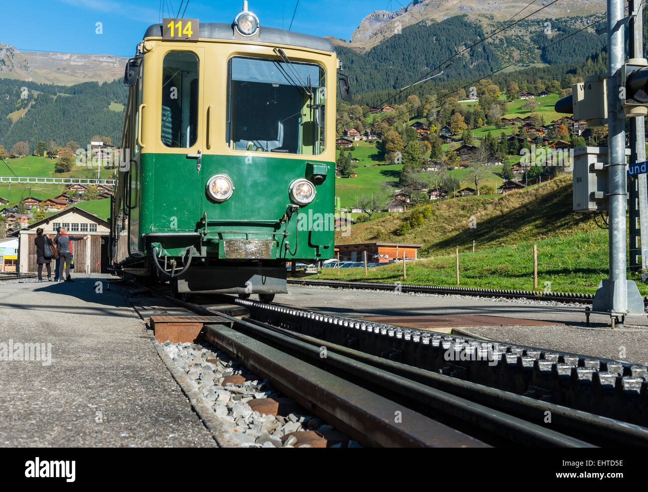 Zug der Zahnradbahn im Morgenlicht in Grindelwald in der Schweiz. Stockfoto